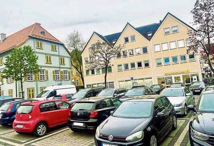 500 Unterschriften gegen eine mögliche Bebauung des zentralen Lippstädter Marktplatzes wurden im Rahmen der Osterkirmes gesammelt.