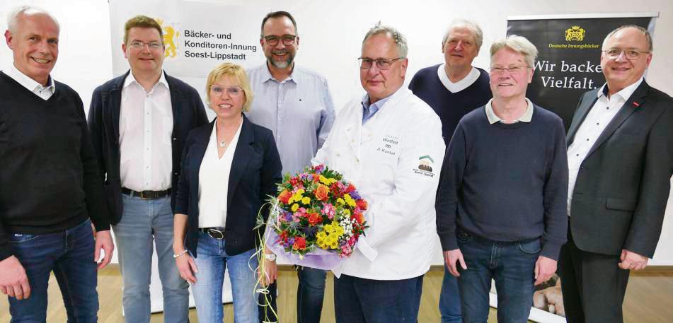 Den Innungsvorstand rund um Obermeister Detlef Kunkel (4.v.r.) bilden (v.l.) Berthold Giepen, Bernd Schulte, Andrea Rüsing, Heinrich Klapp, Jürgen Bals und Uwe Petersmann. Für die Kreishandwerkerschaft referierte bei dem Treffen Detlef Schönberger.