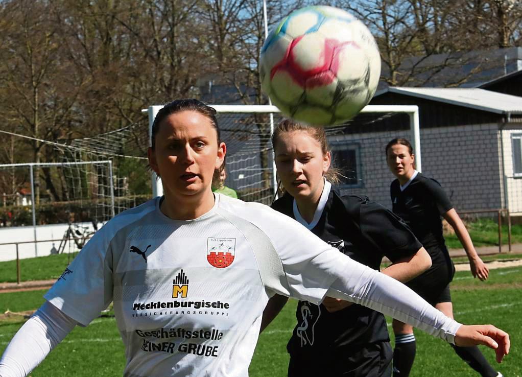In einer torreichen Kreisliga-Partie musste sich der SuS Störmede (in Schwarz) den Gästen vom TuS Lipperode (in Weiß) mit 3:4 geschlagen geben. Foto: Wiegand