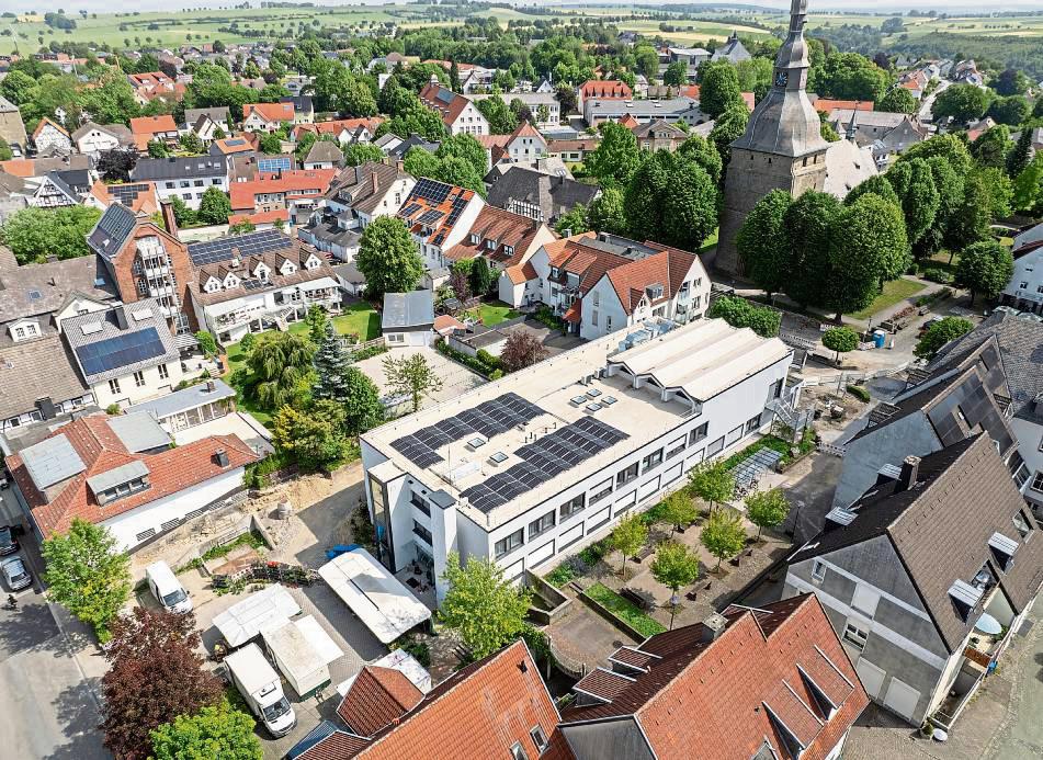 Blau schimmern die Solarpaneele auf Rüthens Dächern, wie hier auf dem Rathaus im Vordergrund. Doch es gibt auch Stromerzeuger, die in der Bergstadt deutlich weniger genutzt werden. Fotos: Bernd Eickhoff