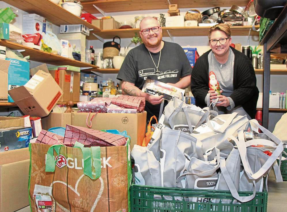 Jedes Jahr packt die Gruppe um Eva und Mark Kiontke Weihnachtspäckchen für gestrandete Lkw-Fahrer aus aller Welt... Archivfotos: Löseke