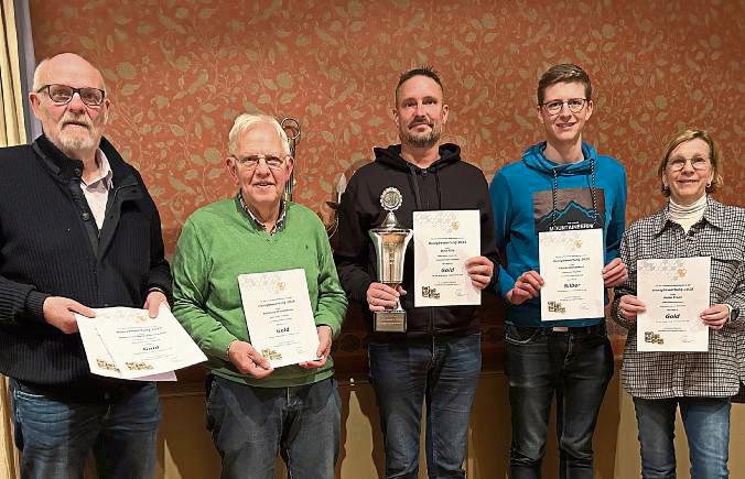 Mastholte hat ausgezeichneten Honig. Urkunden gingen an (v.l.): Johannes Meierfrankenfeld (zweimal Gold, einmal Silber), Reinhard Brandtönies (einmal Gold), Mike Fiße (zweimal Gold, einmal Silber; zudem Wanderpokal), Fabian Gretenkort (einmal Silber) und Heike Kranz (einmal Gold). Es fehlt Tobias Brandtönies (einmal Silber).