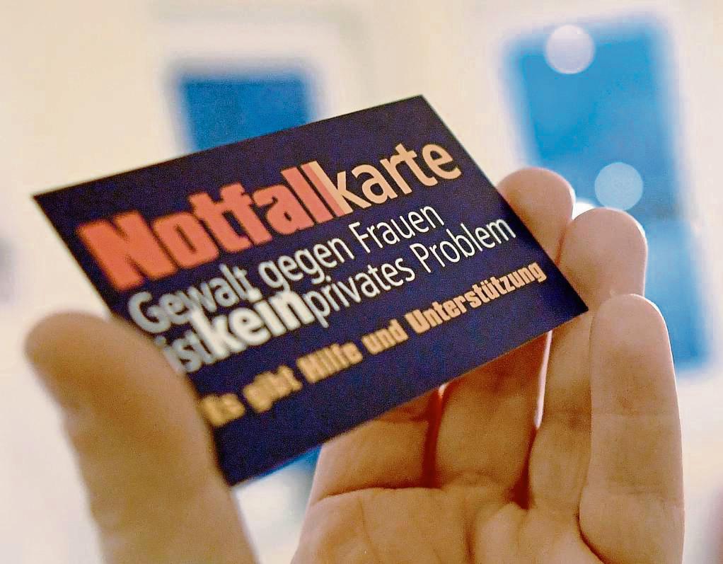 Gewalt gegen Frauen bleibt vielfach doch ein privates Problem – auch im Kreis Soest. Genügend Frauenhaus-Plätze zur Akut-Unterstützung im Notfall gibt es jedenfalls laut Istanbul-Konvention nicht. Der SkF signalisiert nun die Bereitschaft, die Trägerschaft für ein Frauenhaus in Lippstadt zu übernehmen. Ungeklärt ist aber weiterhin die Finanzierung. Foto: dpa