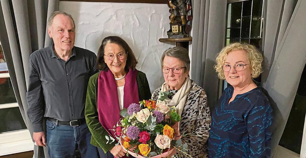 Ein Abschied mit viel Lob: Der Vorstand um Werner Strugholz (Schatzmeister), Christel Kroll (1. Vorsitzende) und Annette Kerkhoff (stellvertretende Vorsitzende) dankte Lisa Roemer (2.v.r.) für ihr Engagement im Verein „Erwitte hilft“. Foto: Gerwin