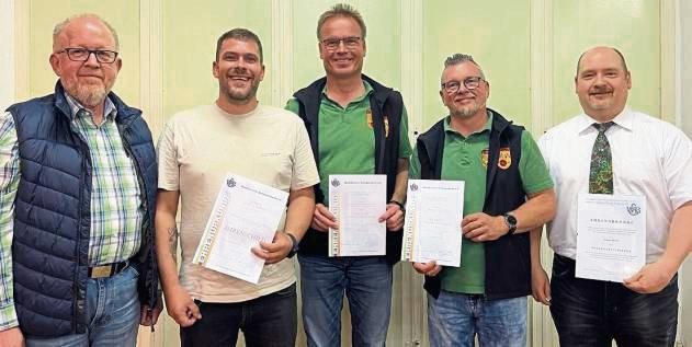Der kommissarische Bezirksvorsitzende Wilhelm B. Bröer (l.) gratulierte (v.l.) Dennis Elwert zum WSB-Ehrenschild, Jürgen Kammermann und Jörg Guderjan zur WSB-Verdienstnadel sowie Klaus Neise zur Ernennung zum Kreisehrenvorsitzenden.