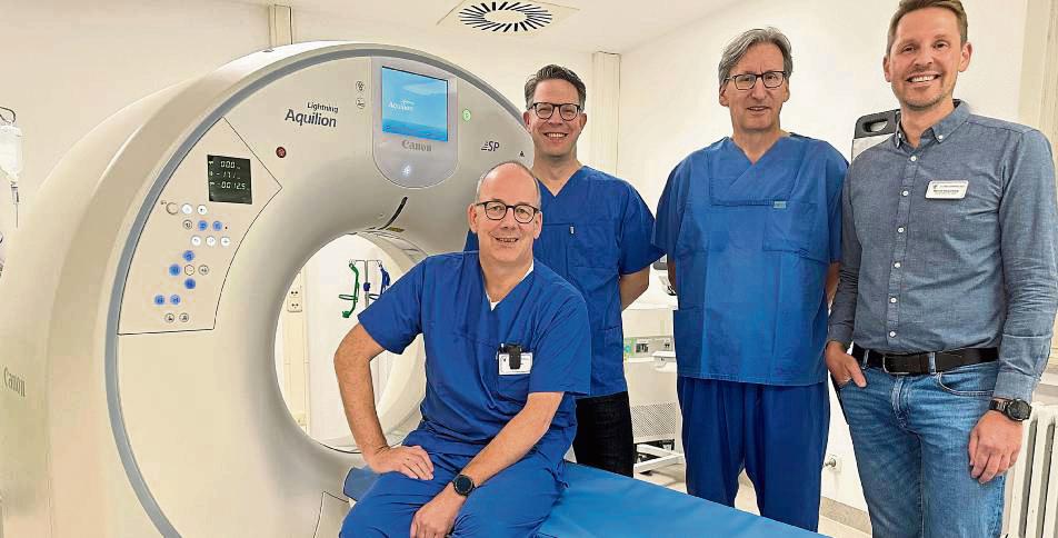 Freuen sich über den neuen CT (v.l.): Alexander Thiemann (Leitung MTR), Dr. Tim Alexander Alten (Sektionsleiter), Dr. Reiner Oelke (Leitender Oberarzt) und Manuel Klusenberg (Technischer Leiter). Foto: St. Vincenz-Kliniken