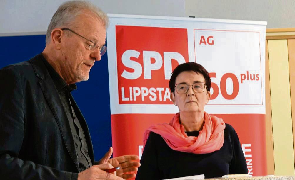 Fragerunde: EU-Abgeordnete Birgit Sippel bekam von Karl-Heinz Tiemann (Vorsitzender von Lippstadts SPD 60plus) und Franz Bußmann (nicht im Bild) Fragen gestellt. Foto: VielBERG