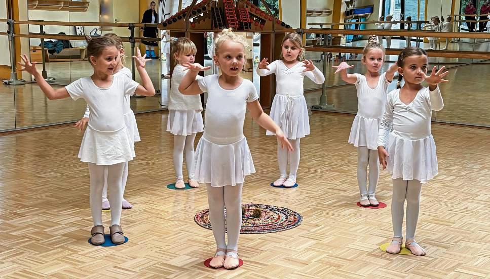 Bei der Probe zeigten die jüngsten Tanzschüler, wie sie sich die piksige Schale einer Kastanie vorstellen. Foto: Dagmar Meschede