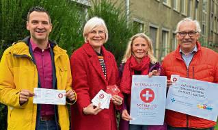 Marc Schmidt, Mariethres Koch-Fechteler (beide Stadt), Susanne Musga (Klinikum) und Bernhard Bartscher (Seniorenbeirat, v.l.) freuen sich über die neue Auflage der Notfallkarte.