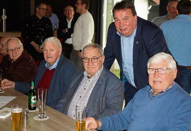Im Speiseraum der Schützenhalle hat Oberst Hubertus Sprink (4.v.l.) zahlreiche Ehrenschützen zum gemütlichen Nachmittag willkommen geheißen. Foto: Pape-Rüther
