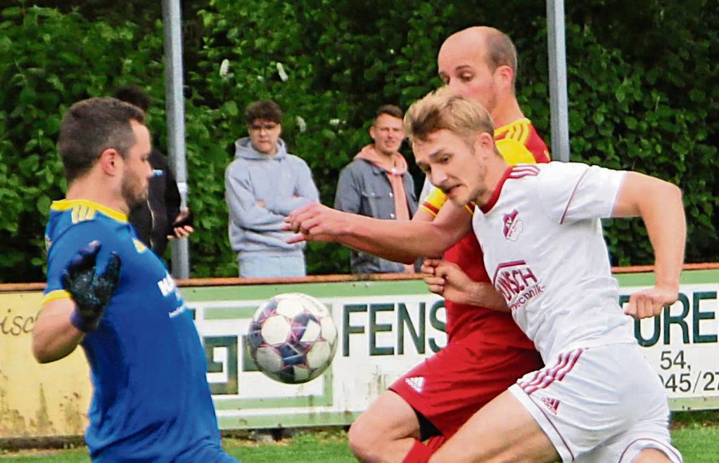 RW Horn (in Weiß) braucht Punkte für den Klassenerhalt, während der TuS Ehringhausen (rote Trikots) einen Derbysieg gegen Hörste anpeilt. Foto: Schnieder
