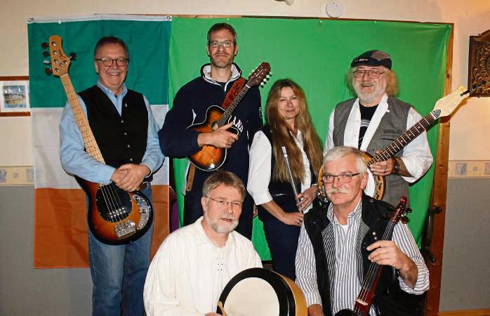 Die Gruppe Connemara gibt ein Konzert in der Aula des Friedrich-Spee-Gymnasiums.