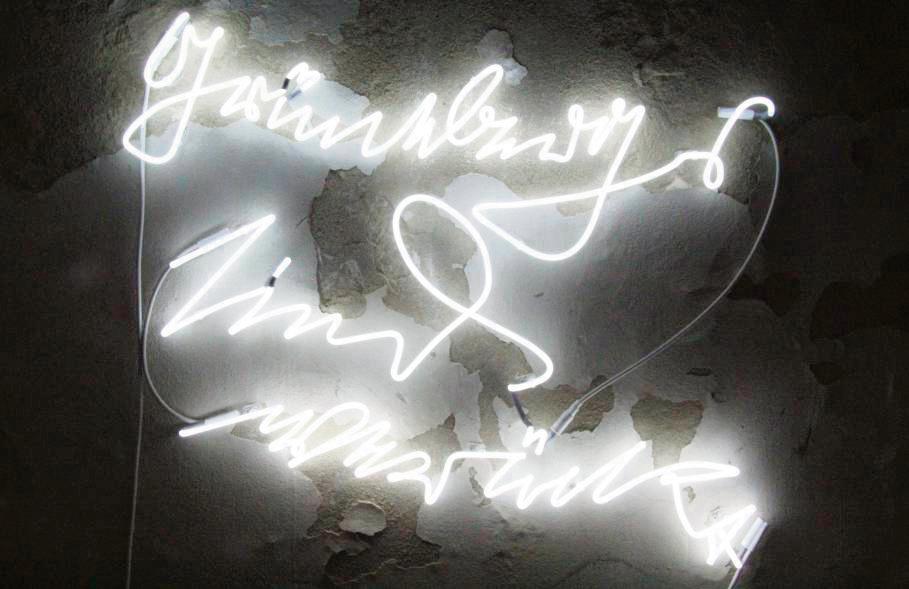 Der Text der Lichtinstallation „Grünebergs sind verrückt“ von Michal Fuchs stammt von einem Graffito im Gartenhaus der ehemaligen Lippstädter Synagoge. Fotos: Balzer