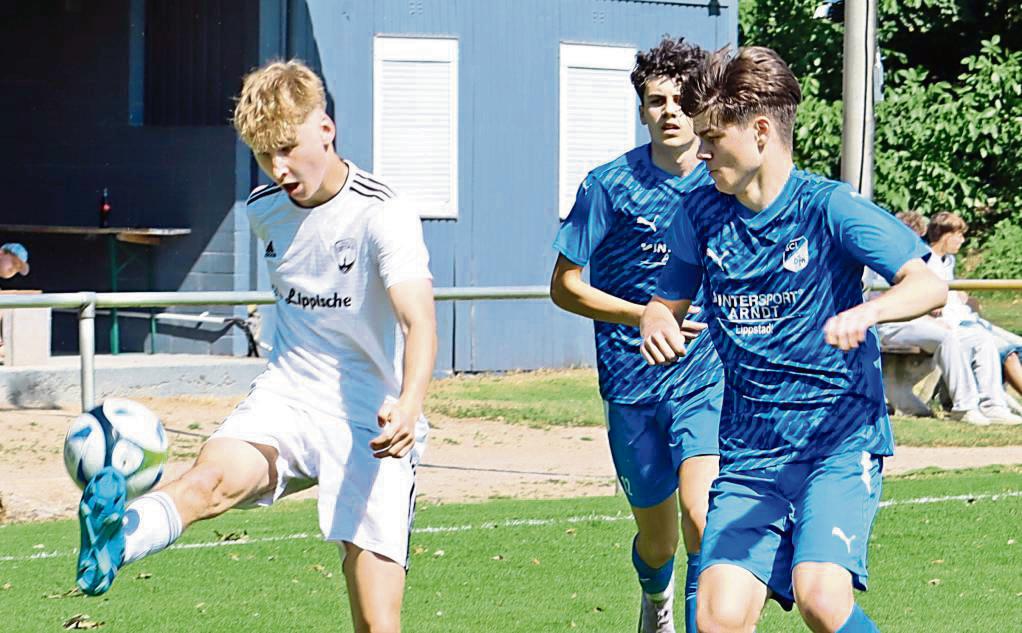 Die A-Junioren des SC Lippstadt (blaue Trikots) mussten sich im ersten Aufstiegsspiel zur Bezirksliga den Gästen aus Detmold mit 2:4 geschlagen geben. Foto: Feichtinger