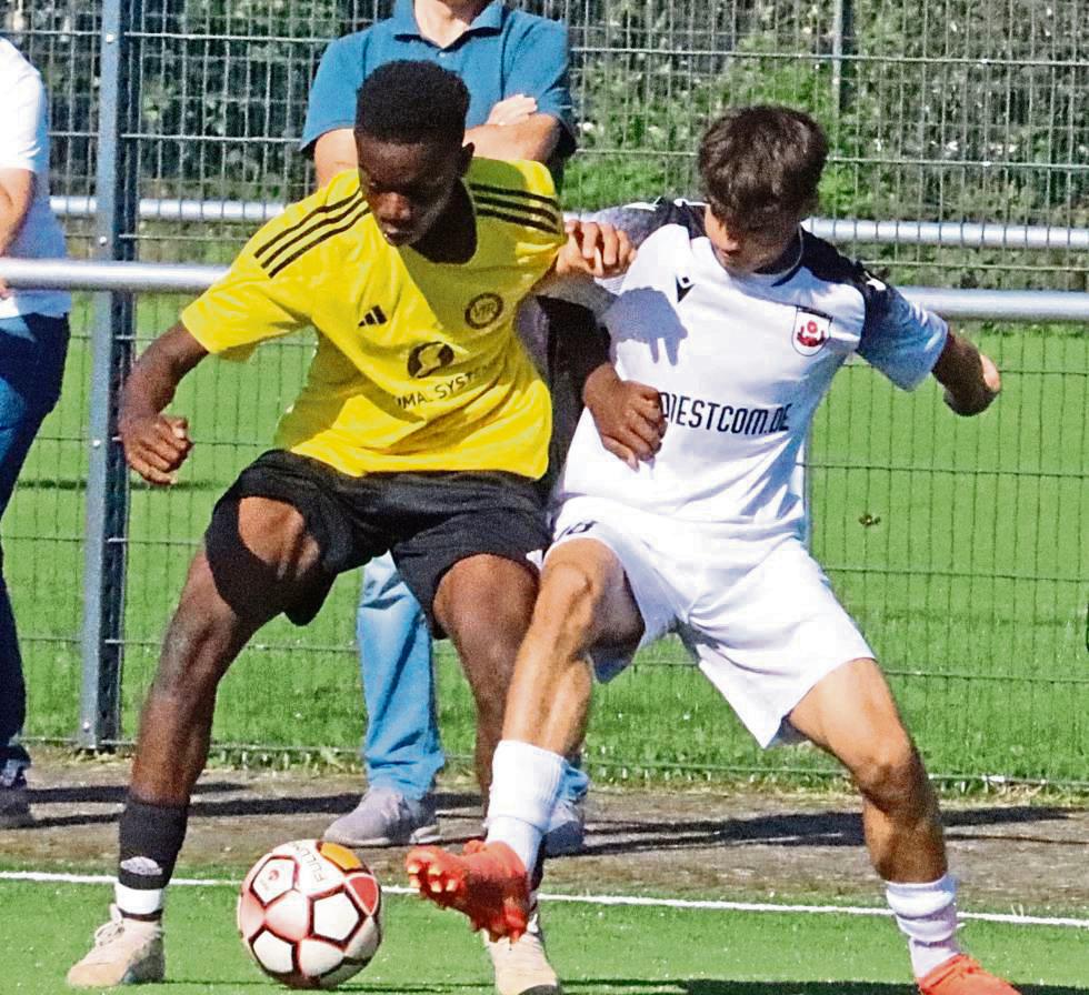 Die BII-Junioren des SV Lippstadt (in Weiß) knöpften Tabellenführer Wellensiek beim 1:1 einen Punkt ab. Es wäre sogar mehr drin gewesen für die Huxohl-Elf. Foto: Feichtinger