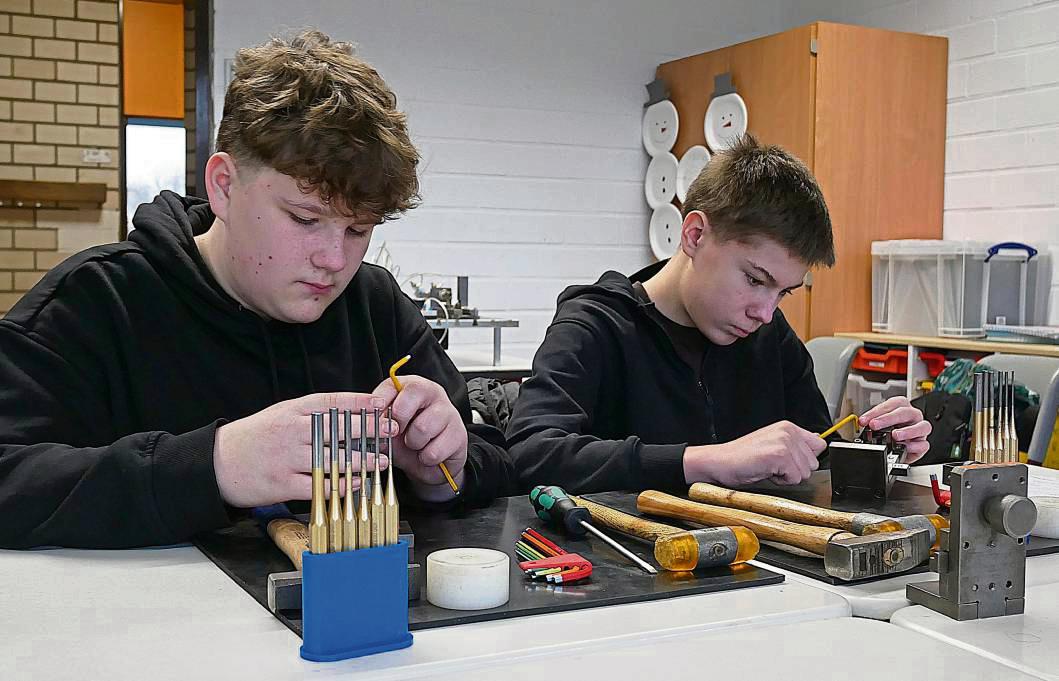 Phil (l.) und Alex aus der achten Klasse montieren und demontieren Bauteile, um zu testen, ob ihnen ein technischer Beruf gefällt. Was hinter dem Beruf des Physiotherapeuten steckt, erklärt Carina Kuckuck, Schulleiterin der Medischulen Lippstadt, auf der Betriebsmesse der Sekundarschule Anröchte/Erwitte. Fotos: Anja Bsdurek