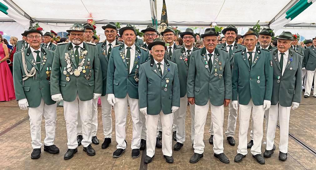 Für ihre langjährige Treue wurden die Schützen in Esbeck ausgezeichnet – wegen des Wetter fand die Ehrung im Zelt statt. Foto: Stuckenschneider