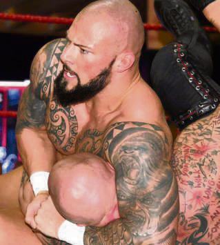 Ab in den Schwitzkasten. Keine Angst, für das Publikum besteht keine Gefahr. Der Patriot verlost zwei Karten für das Wrestling-Event in Rüthen. Foto: Dieter Tuschen