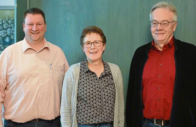 Sie leiten auch weiterhin die Geschicke des Störmeder Kulturrings: Stephan Kemper, Vorsitzende Veronika Brinkhaus und Josef Grote. Foto: Tuschen