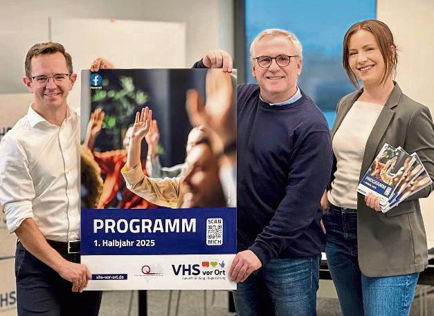 Stellen das Programm vor: VHS-Leiter Markus Krick, stellv. Leiter Markus Discher und Mitarbeiterin Yvonne Friedelt.