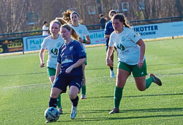 Volle Kraft voraus. Tabellenführer TuS Wadersloh (in Blau) peilt im Landesliga-Topspiel gegen den SC Borchen den neunten Heimsieg in Serie an. Foto: Feichtinger