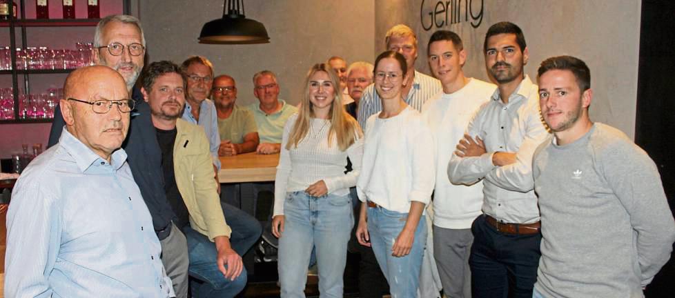 Die Mitglieder des Fördervereins Bad Westernkotten trafen sich zur Jahreshauptversammlung: v.l. Eberhard Dahlhoff, Alfons Eickmann, Jens Keweloh, Franz-Josef Schütte, Luigi Mattina, Reinhard Erdmann, Jana Ruppertz, Klaus Metzner, Peter Knoche, Fabian Erdmann, Hannah Rübner, Dominik Reimer, Fabio Mattina und Daniel Janetzky. Foto: S. Dietz