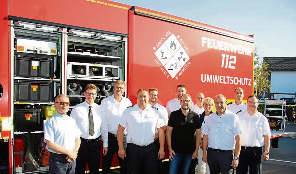 Neben dem Gerätewagen „Gefahrgut“ wurde auch ein Kommandowagen offiziell an die Feuerwehr Anröchte übergeben. Foto: Feuerwehr Anröchte / Görge