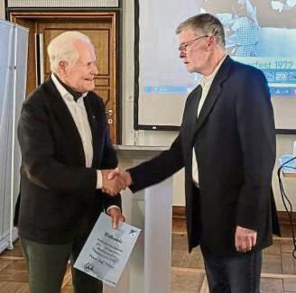 SCL-Vorsitzender Merten Thurmann (r.) ehrte Franz-Josef Böhmer.