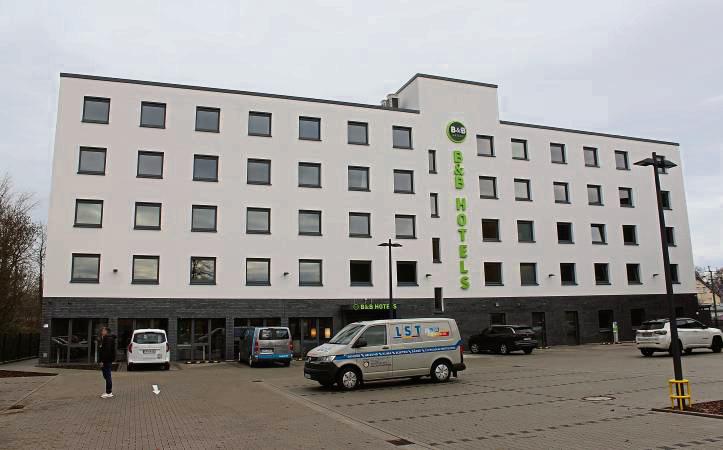 Von außen betrachtet wirkt das Gebäude eher schlicht, drinnen geht´s modern und digital zu. Foto: Soraya Dietz