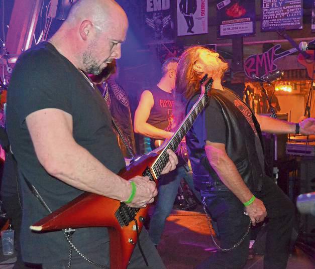 Apophis-Gitarrist Roger Kirchner mit Sänger Bernd Kombrink. Foto: Korf