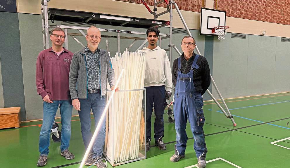 Besseres Licht, weniger Stromverbrauch – und eine spürbare Entlastung für Umwelt und Stadtkasse: Reinhard Schomacher und Burkhard Alkemeier vom Fachdienst Gebäudewirtschaft der Stadt Lippstadt sowie Ahmed Mohammad und Andreas Kalteis von der Lippstädter Firma Elektro Klaus, die den Umbau durchgeführt haben.