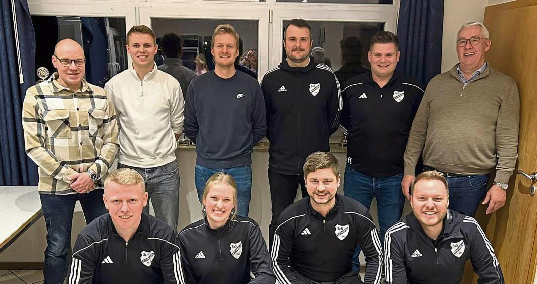 Die neue Vorstandsmannschaft der Fußball-Abteilung des SuS Störmede: (h.v.l.) Sebastian Romstadt, Luca Güther, Justus Pohle, Janek Dewald, Lukas Jütte, Klaus Marx; (v.v.l.) René Benteler, Theresa Huneke, Markus Rieger und Niklas Hansjürgens. Es fehlen: Sarah Wesseler und Torben Fahle.