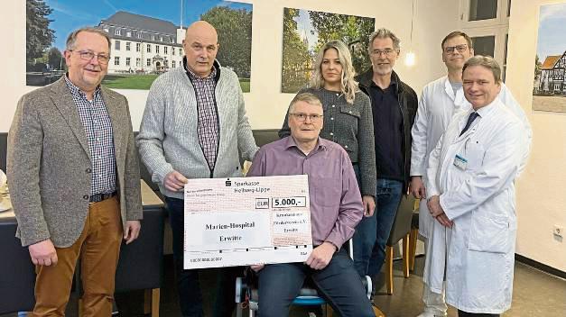 Ein Scheck, der die Pflege erleichtern soll: v.l. Hermann-Josef Brinkmann (Vorsitzender Krankenhaus-Förderverein), Stefan Nöcker (Geschäftsführer Krankenhaus-Förderverein), Michael Lipsmeier, Katrin Tiepner (stellv. Pflegedienstleitung), Dr. Dirk Elich (Chefarzt Anästhesie), Prof. Dr. Christian-Dominik Peterlein (Chefarzt Orthopädie) und Prof. Dr. Christian Hampel (Chefarzt Urologie).