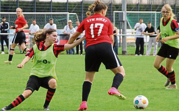 Die Fußballfrauen des SV Lippstadt (mit Leibchen) verloren das Kreisliga-Topspiel gegen Westfalia Soest. Foto: Heinke