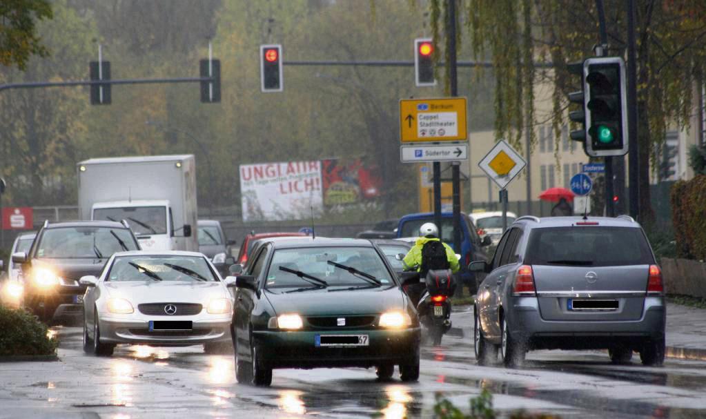 Auf den Straßen im Stadtgebiet sind, wie hier auf der Stirper Straße, immer mehr Autos unterwegs. Die meisten Fahrzeuge sind in der Kernstadt unterwegs. Foto: Stefan Niggenaber