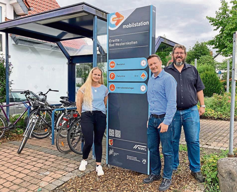 Stellten die Informationsstele zur Mobilstation in Bad Westernkotten vor (v.l.): Ramona Klemm (Mobilitätsmanagerin Stadt Erwitte), Waldemar Janzen und Gunnar Wolters (beide Kreis Soest).
