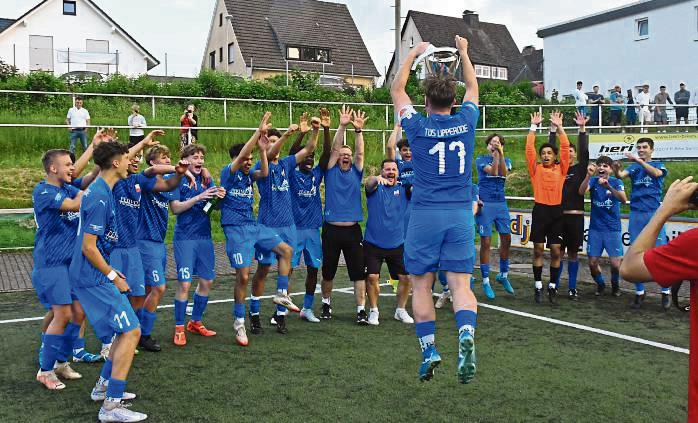 Stürmisch feierte der TuS Lipperode II seinen Triumph im Ligapokal der B-Junioren. Fotos: Struff
