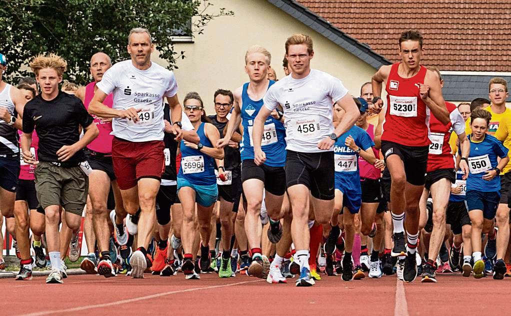 Über 100 Teilnehmer mehr als im Vorjahr lockte der Bürener Volkslauf an. Über 5 Kilometer siegte Henrik Dömer vom Gymnasium Antonianum Geseke. Foto: Kirchner