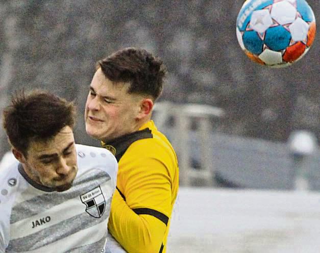 Mit Köpfchen und viel Einsatz werden Elias Polaczy (in Gelb) und Co. die schwere Aufgabe bei äußerst heimstarken Attendornern in Angriff nehmen müssen. Foto: Heinke