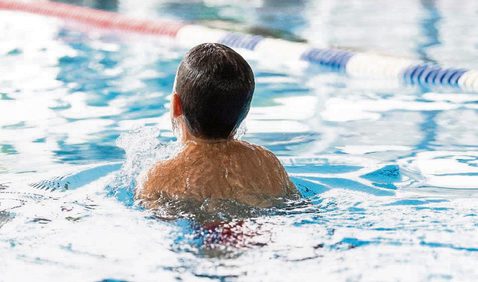 Bei der Schwimmanleitung erhalten Kinder Tipps zum Schwimmen lernen.