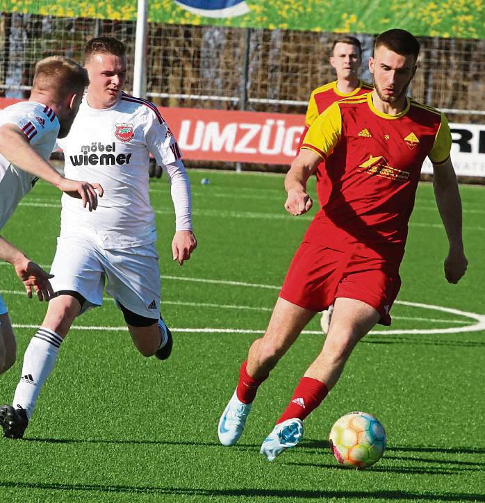 Nach dem 3:3 in Anröchte will der TuS Ehringhausen (in Rot) den Gast aus Rixbeck-Dedinghausen auf keinen Fall auf die leichte Schulter nehmen. Foto: Brand
