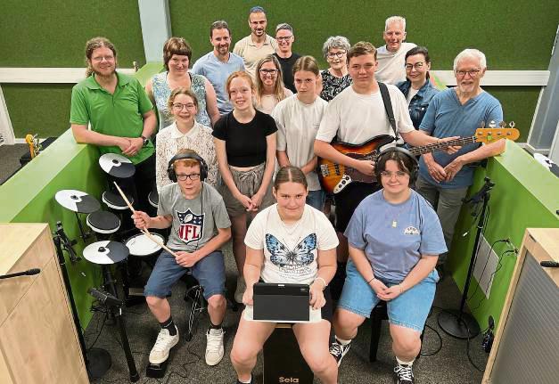 Begeisterung pur bei den Verantwortlichen und den Schülerinnen und Schülern der Sekundarschule. Fotos: A. Bsdurek