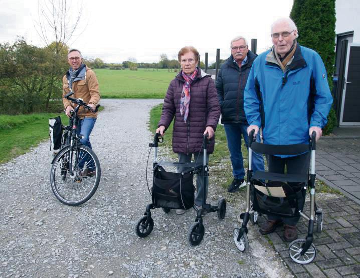 Ob mit dem Rollator oder dem Rad: Anwohner wie Peter Albert (r.) sehen Am Rossbach eine Gefahrenstelle. Foto: Bastian Puls