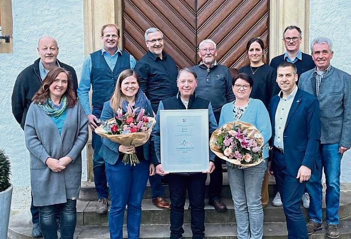 Die Vertreter des AK Städtepartnerschaften verabschieden Gundula Stember (mit Blumen r.) und begrüßen Sabrina Nsanzabandi (mit Blumen l.) als Sprecherin.