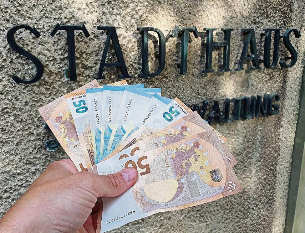 Mit ein paar Fünfzigern und Zwanzigern wird es nicht getan sein: Die Verwaltung rechnet mit zusätzlichen Personalkosten im hohen fünfstelligen Bereich, wenn mit drei Beigeordneten eine weitere Führungsebene im Stadthaus installiert wird. SPD, FDP, Grüne, BG und Linke setzten ihre Forderung im Stadtrat dennoch durch. Archivfoto: Friedrich
