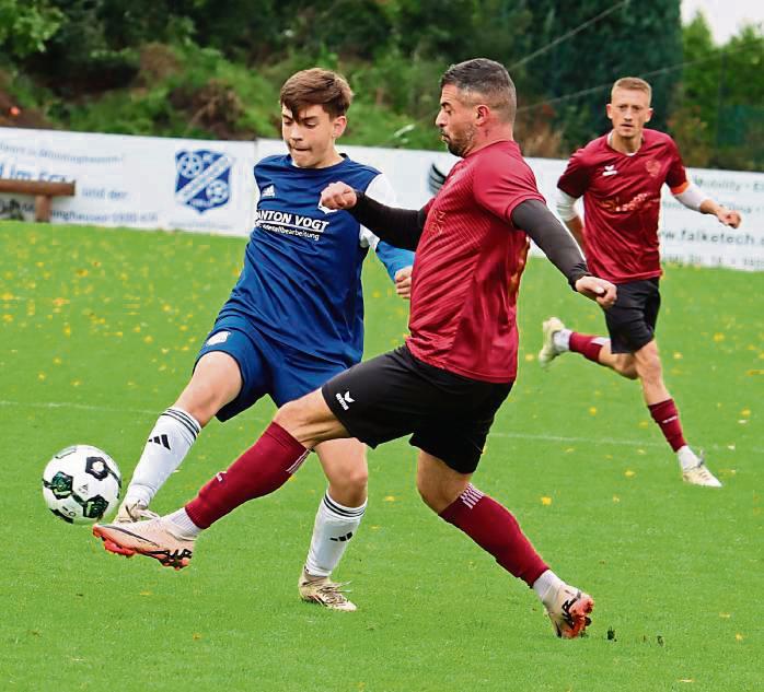 Einen knappen 1:0-Sieg feierte der FC Mönninghausen II (in Blau) gegen Viktoria Lippstadt. Foto: Uwe Feichtinger