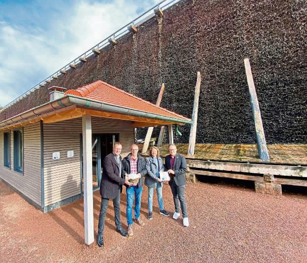 Fototermin zur Auflösung des Gradierwerkevereins: v.l. Stadtkämmerer Sven Hoppe, Jürgen Kemper, Andreas Stillecke und Bürgermeister Hendrik Henneböhl.