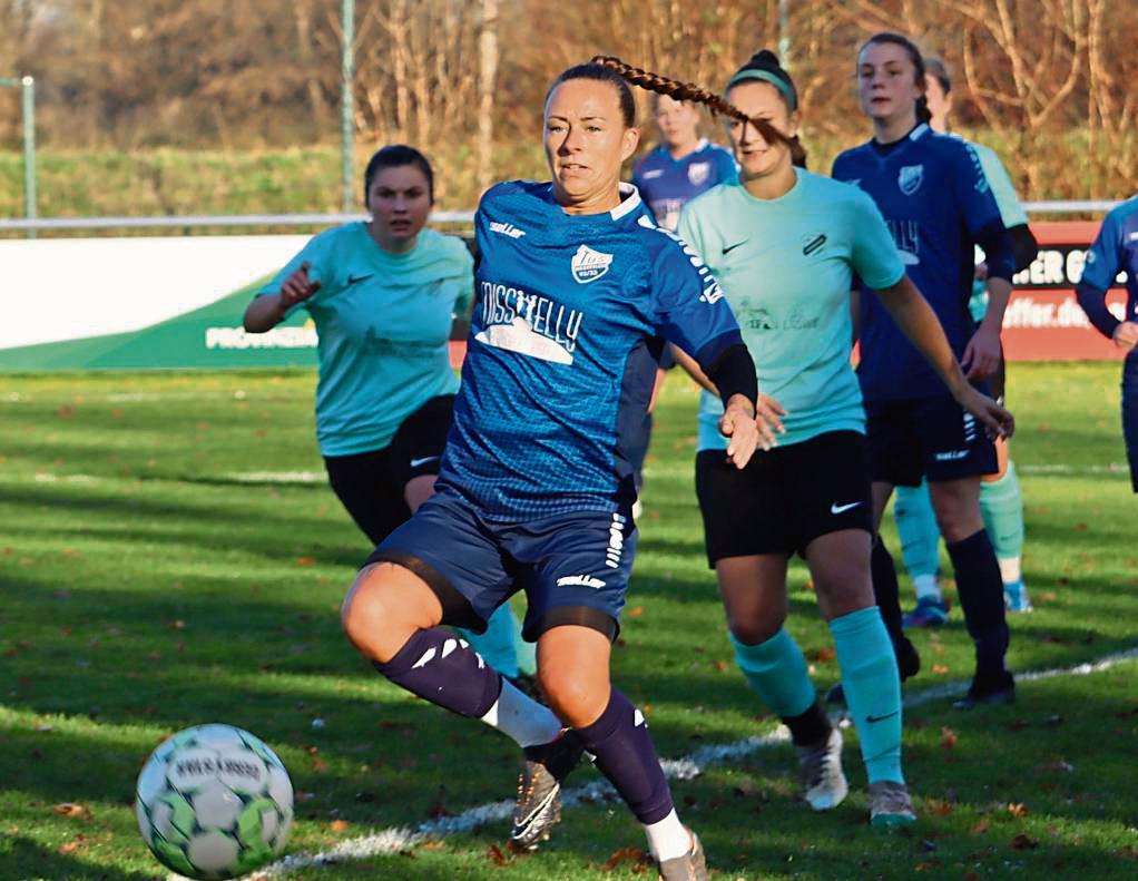 Torloses Remis im „Gänsepark“: Die Teams aus Stirpe (helle Trikots) und Wadersloh (in Blau) konnten am Ende mit dem 0:0 leben. Foto: Feichtinger