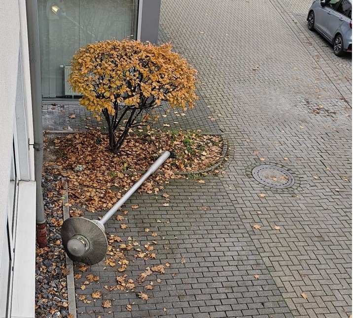 Eine Seniorin (82) hat in Werl eine Laterne vor Polizeiwache umgefahren – die neue Kamera vor der Wache filmte die Unfallflucht mit. Foto: Kreispolizeibehörde Siest