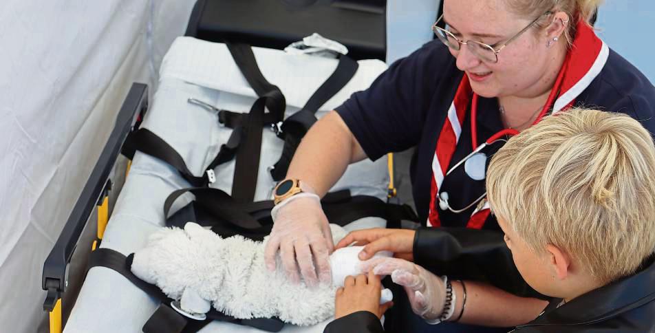 Lukas (9) hilft dabei, seinen Patienten ‘Eisbäri’ zu versorgen. Fotos: Kabuth
